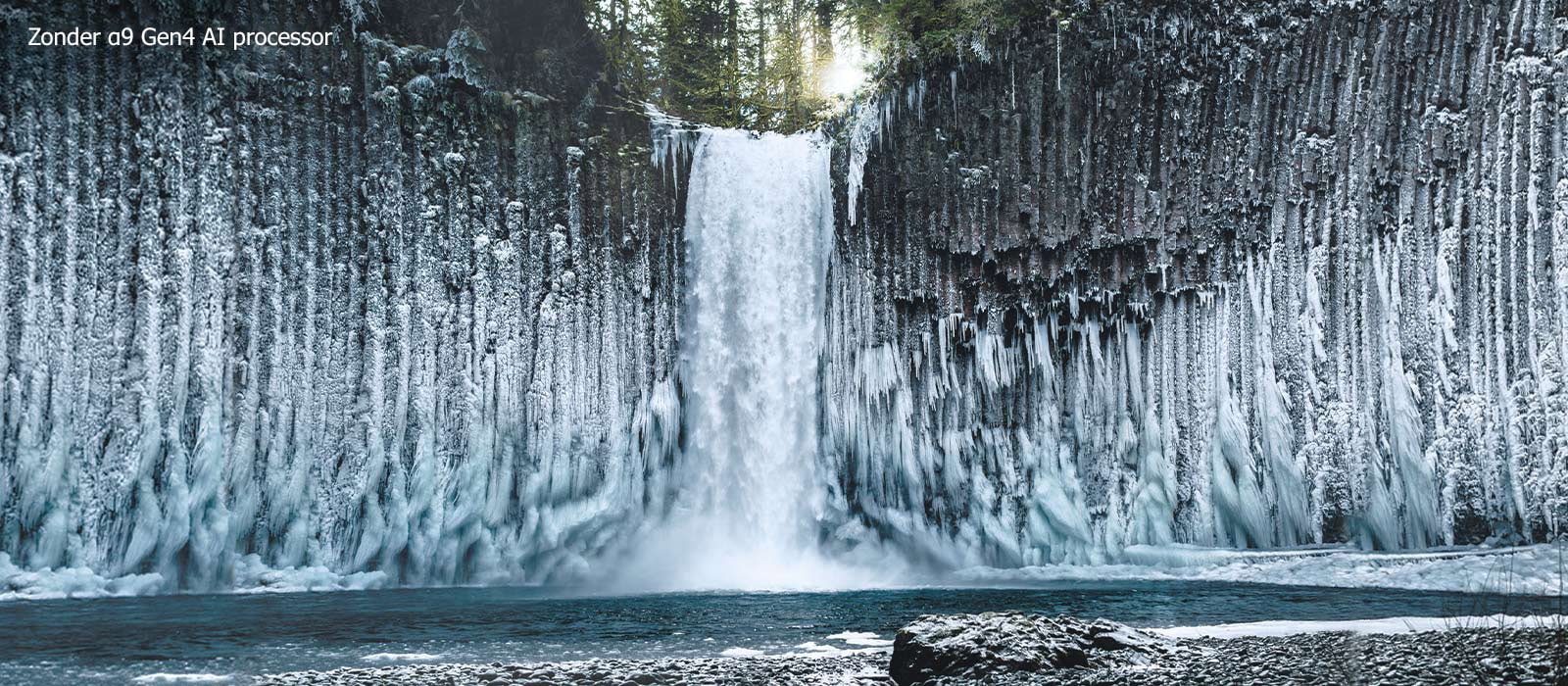 Schuifvergelijking van de beeldkwaliteit van een bevroren waterval in een bos.