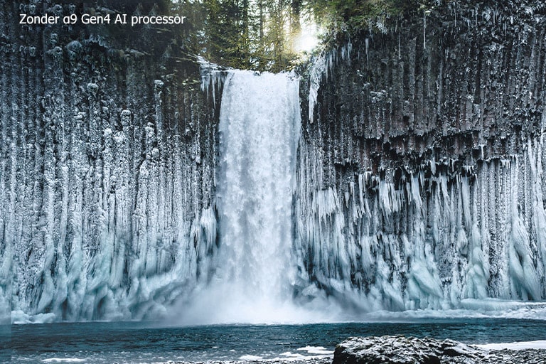 Schuifvergelijking van de beeldkwaliteit van een bevroren waterval in een bos.