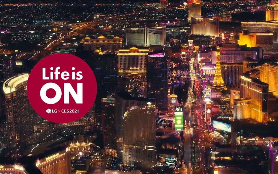 De slogan voor de online tentoonstelling van LG op de CES 2021 met de Las Vegas skyline op de achtergrond