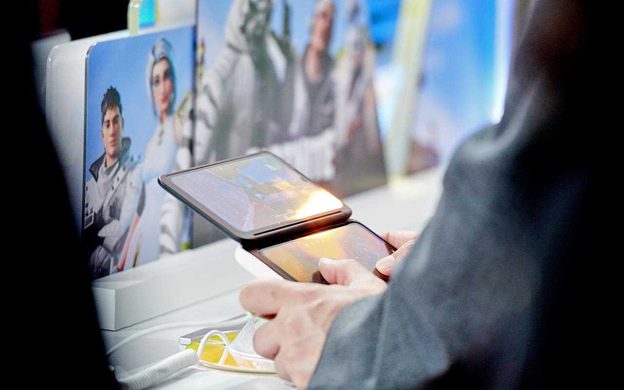 One of the best features about the LG G8X ThinQ smartphone is the gaming functionality - with a screen acting as the controller while the other contains the action | More at LG MAGAZINE