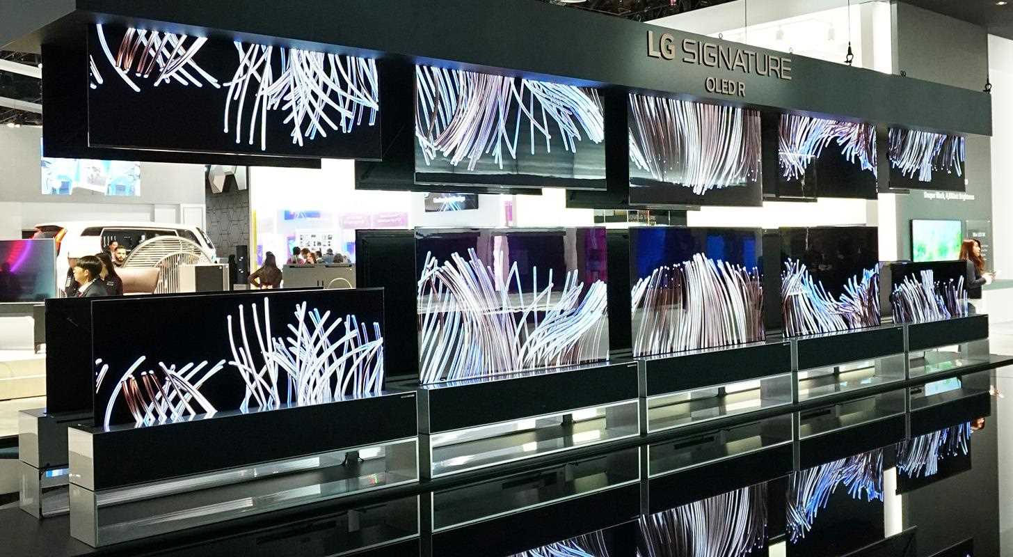 LG SIGNATURE Oprolbare OLED TV's rollen in een doos wanneer ze niet in gebruik zijn.