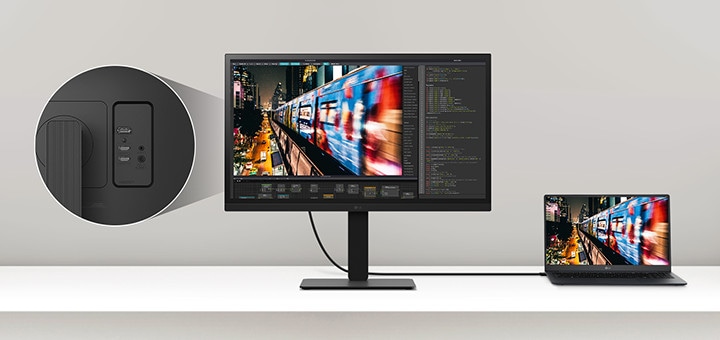 Et bilde av en bærbar PC og en skjerm som er koblet sammen med én enkelt USB-C-kabel.