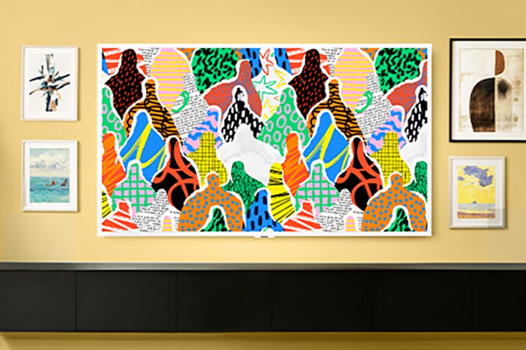 LG Gallery TV AI med ramme LX7 ART TV viser frem levende moderne kunstverk innenfor et innrammet design, som forsterker sin identitet som en kunstfokusert skjerm i et kuratert rom.