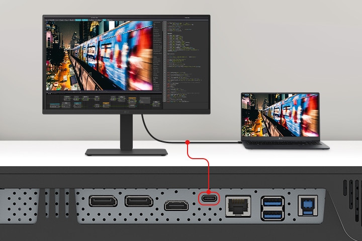 Et bilde av en bærbar PC og en skjerm som er koblet sammen med én enkelt USB-C-kabel.