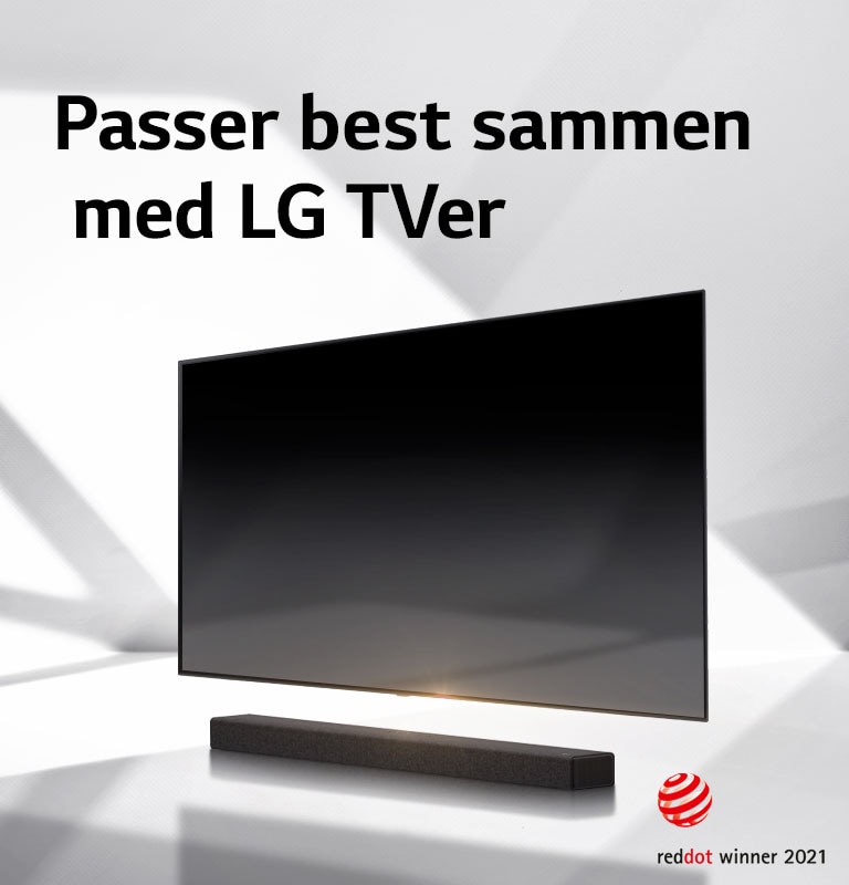 En lydplanke og en TV er plassert på et hvitt gulv og det er en skygge som kommer utenfra like bak.