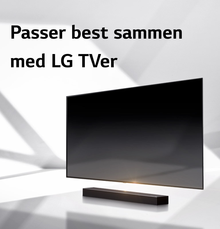 En lydplanke og en TV er plassert på et hvitt gulv og det er en skygge som kommer utenfra like bak.