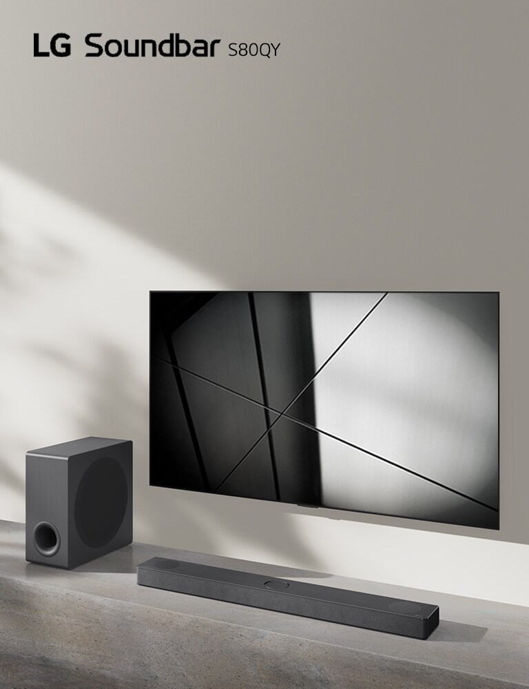 LG Sound Bar S90QY og LG-TV plassert sammen i en stue. TV-en er på og viser et svart-hvitt-bilde.