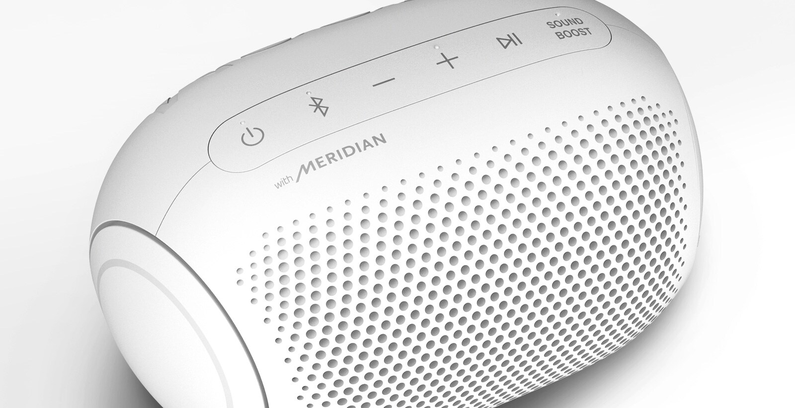 Nærbilde av LG XBOOM Gos Meridian-logo med magenta lys, mot en hvit bakgrunn. 