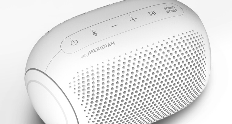 Nærbilde av LG XBOOM Gos Meridian-logo med magenta lys, mot en hvit bakgrunn. 