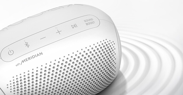 LG XBOOM Go er vendt mot øvre høyre, det er en bølgeeffekt under produktet, mot en hvit bakgrunn.