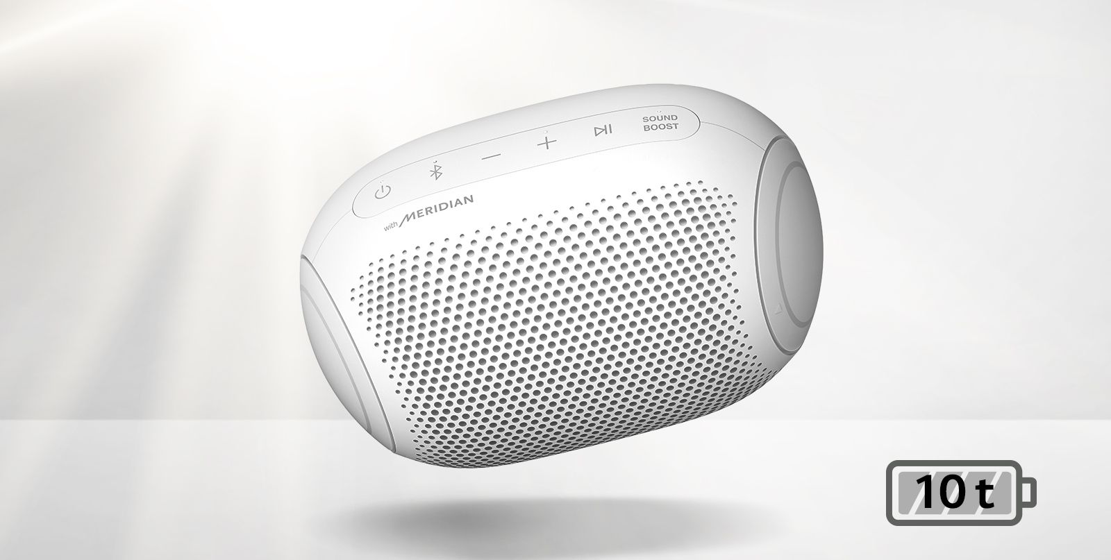 LG XBOOM Go er vippet til venstre og svever i luften.