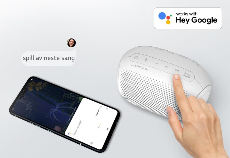 En hånd trykker på en knapp på LG XBOOM Go. En smarttelefon ved siden av. Det er en snakkeboble. Google-logoen er oppe til høyre.
