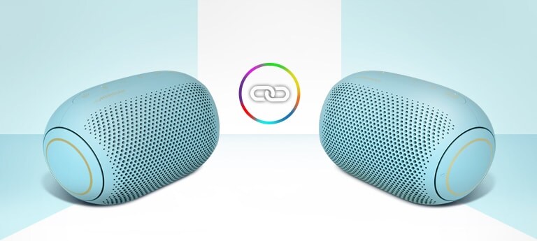 To LG XBOOM Go plasseres på en hvit bakgrunn med et hvitt ringikon mellom.