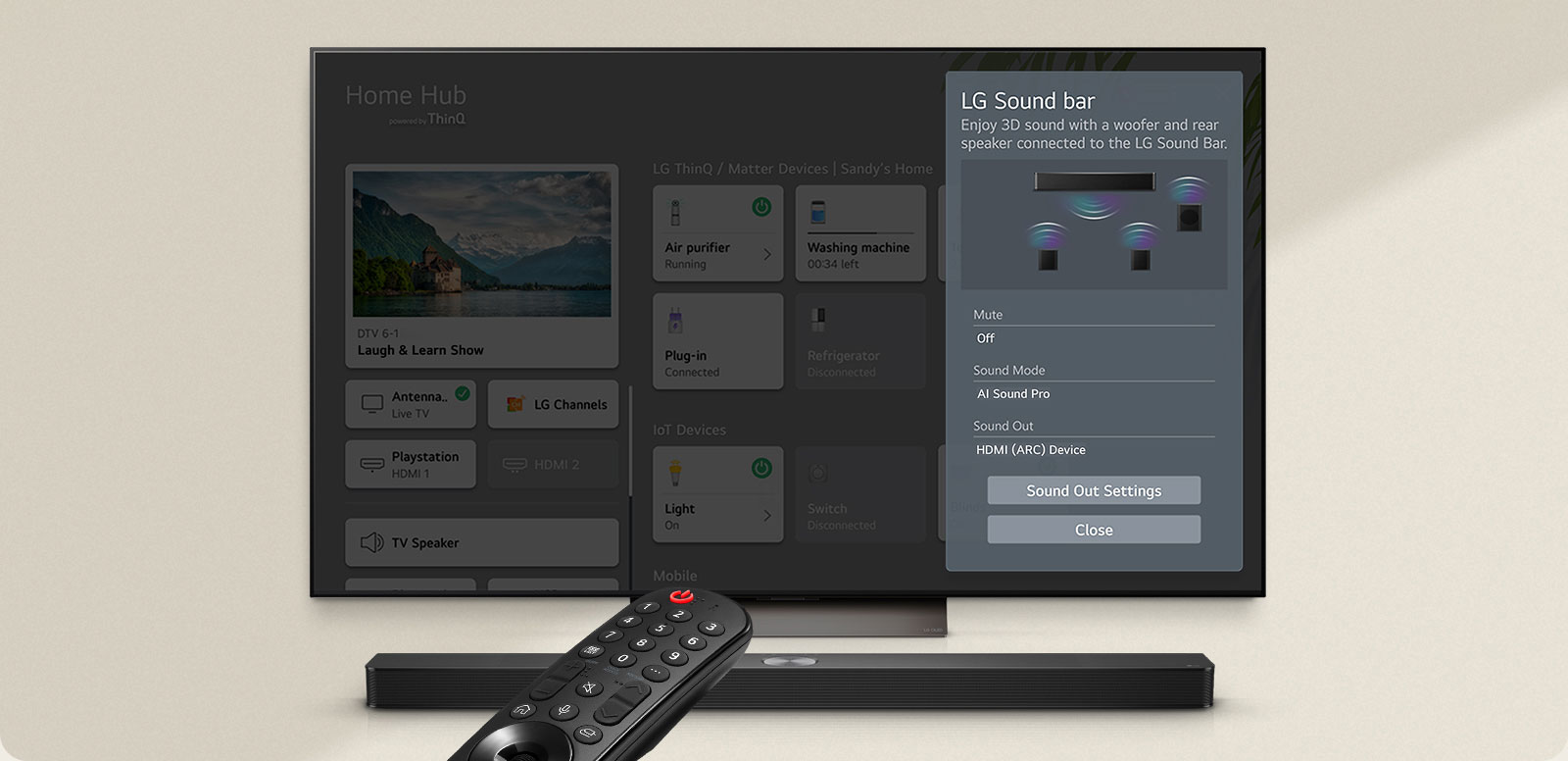 LG Remote peker mot en LG TV med en LG Soundbar under. LG TV-en viser WOW Interface-menyen på skjermen.