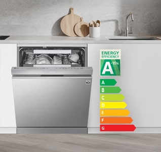 LG integrert oppvaskmaskin i et hvitt kjøkken, delvis åpen. Merkelapp A-10 % angir energiklasse A-10 % for energieffektivitet.