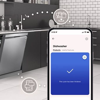 Kjøkken med delvis åpen LG-oppvaskmaskin. Smarttelefon viser LG ThinQ™-appen som bekrefter at syklusen er fullført og gir smart kontroll.