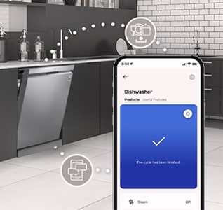 Kjøkken med delvis åpen LG-oppvaskmaskin. Smarttelefon viser LG ThinQ™-appen som bekrefter at syklusen er fullført og gir smart kontroll.
