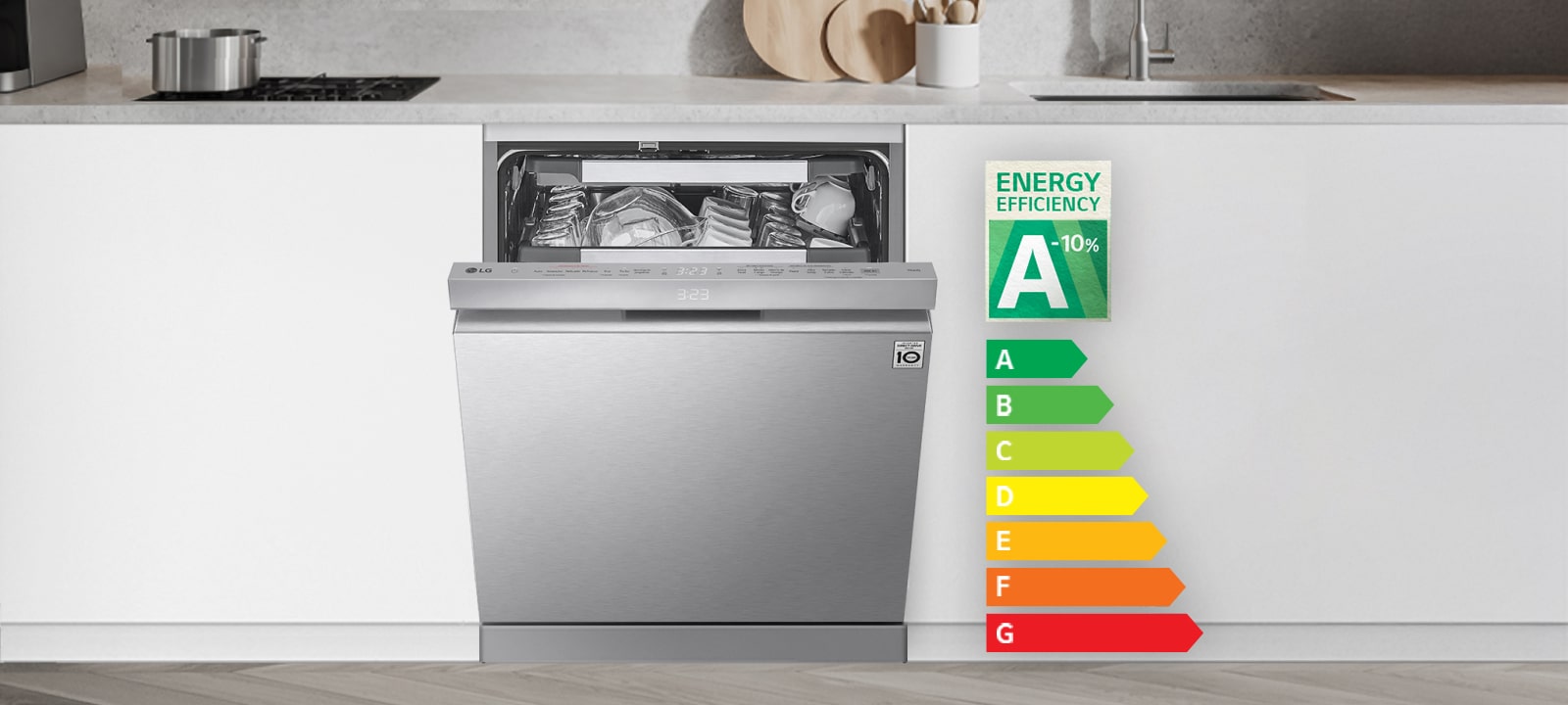 LG integrert oppvaskmaskin i et hvitt kjøkken, delvis åpen. Merkelapp A-10 % angir energiklasse A-10 % for energieffektivitet.