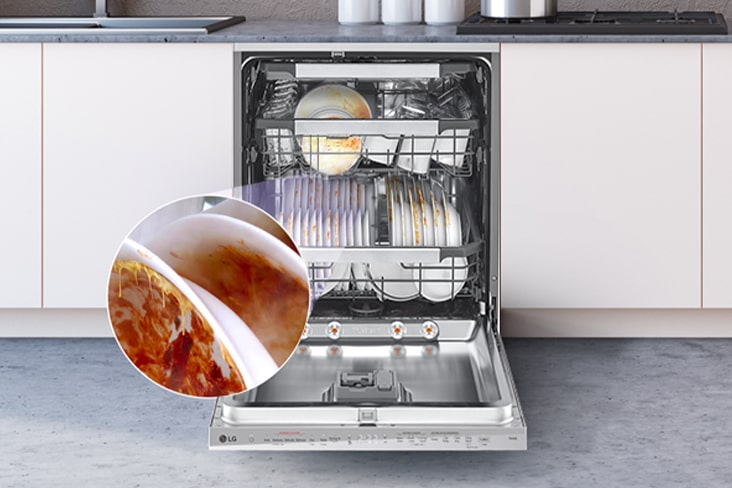 En frittstående oppvaskmaskin med døren helt åpen, som viser skittent servise inni.