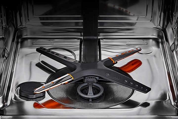 Det rustfrie stålinteriøret i oppvaskmaskinen.