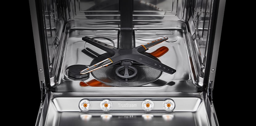 Det rustfrie stålinteriøret i oppvaskmaskinen.