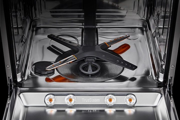 Det rustfrie stålinteriøret i oppvaskmaskinen.