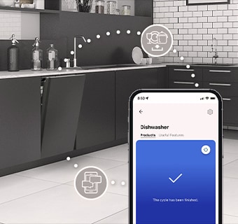 Kjøkkeninnredning med delvis åpen innebygd oppvaskmaskin og LG ThinQ™-app som viser varsling om at syklusen er ferdig.