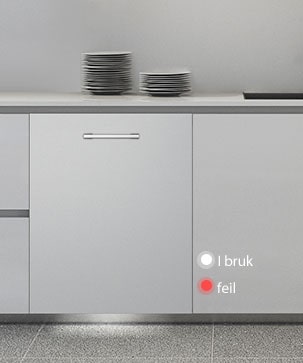 Innebygd oppvaskmaskin på kjøkken med hvitt lys som viser driftsstatus og rødt lys som indikerer en feil.