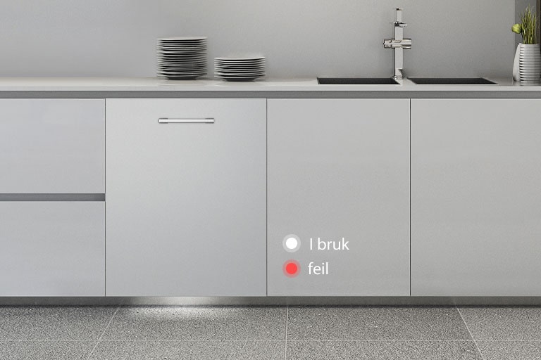 Innebygd oppvaskmaskin på kjøkken med hvitt lys som viser driftsstatus og rødt lys som indikerer en feil.