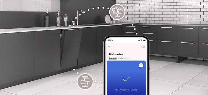 Kjøkkeninnredning med delvis åpen innebygd oppvaskmaskin og LG ThinQ™-app som viser syklus fullstendig varsling.