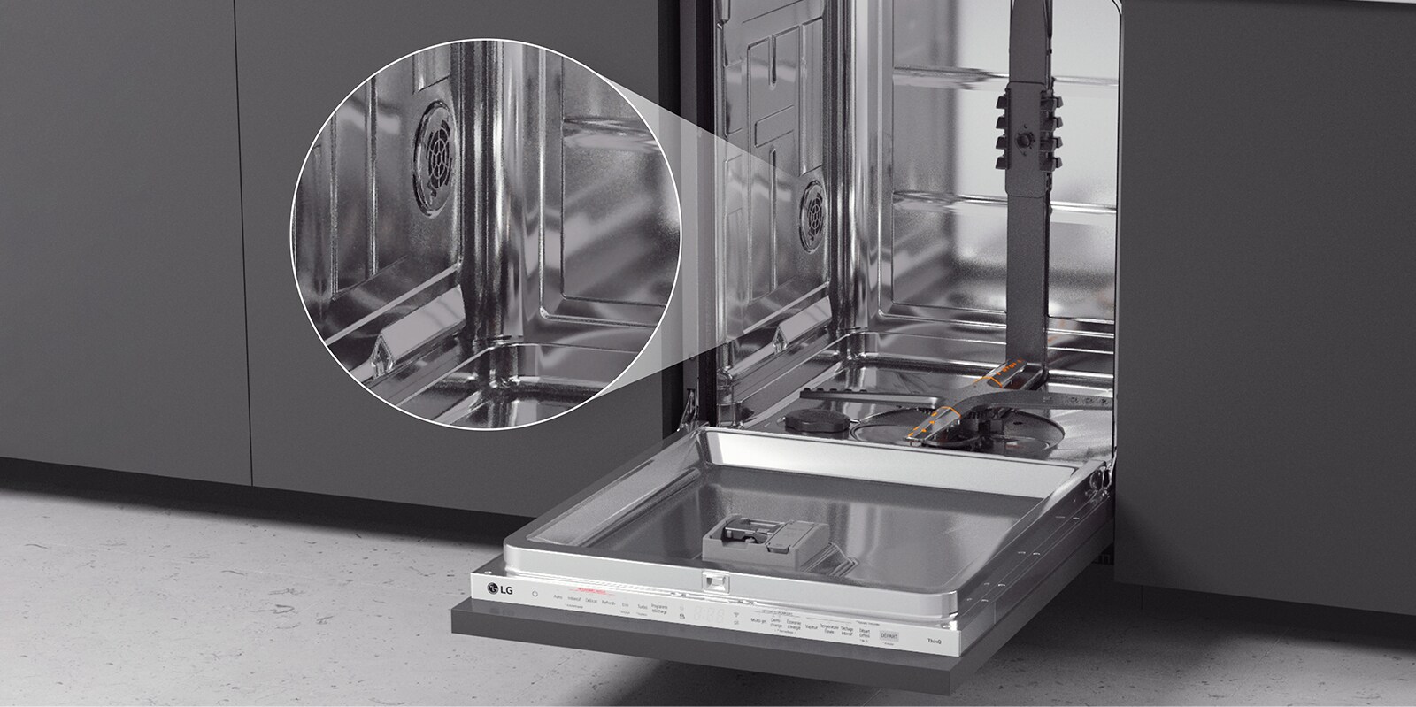 En oppvaskmaskin er installert på kjøkkenet, og interiøret i rustfritt stålmateriale er godt synlig.