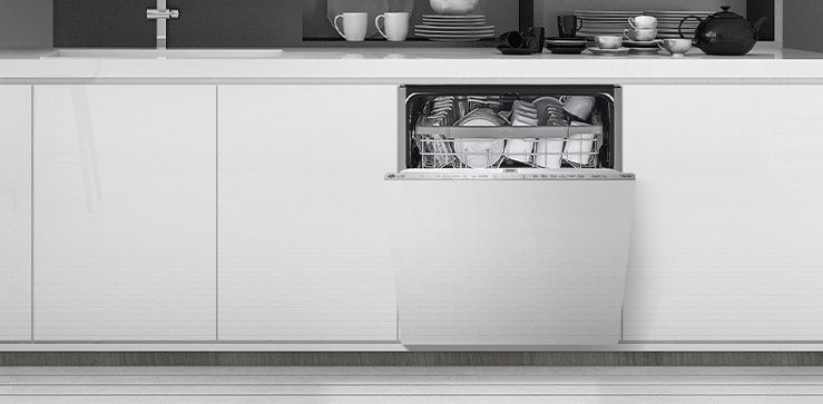 Kjøkkeninnredning med delvis åpnet oppvaskmaskin.