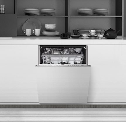 Kjøkkeninnredning med delvis åpnet oppvaskmaskin.