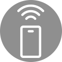 Mannen bruker appen mens han ser på mobiltelefonen.