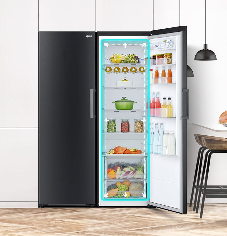 Visning foran av kjøleskapet på kjøkkenet, med åpen dør som viser frem varene på innsiden. Et blått kvadrat fremhever innsiden med piler som peker utover for å indikere at det er romslig på innsiden.