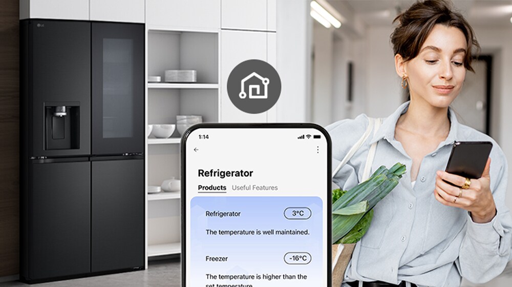 Bildet til høyre viser en kvinne med en handlekurv som ser på mobiltelefonen sin. Bildet til venstre viser forsiden av kjøleskapet. I midten av bildene er det et ikon for å vise forbindelsen mellom telefonen og kjøleskapet.