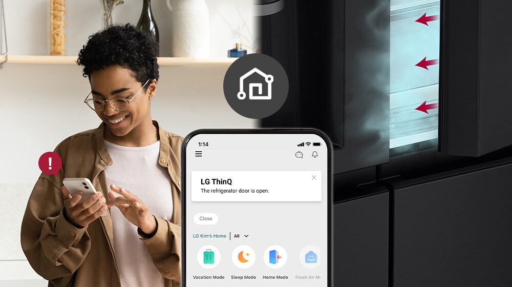Bildet til venstre viser kvinnen som ser på smarttelefonen. Bildet til høyre viser at kjøleskapsdøren har stått åpen. I forgrunnen av de to bildene er telefonskjermen som viser LG ThinQ-appvarsler
