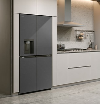 Moderne kjøkkeninnredning med InstaView-kjøleskap.