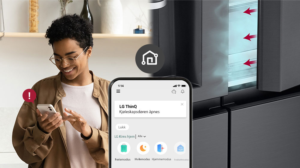 Bildet til venstre viser kvinnen som ser på smarttelefonen. Bildet til høyre viser at kjøleskapsdøren har stått åpen. I forgrunnen av de to bildene er telefonskjermen som viser LG ThinQ-appvarslene og Wi-Fi-ikonet over telefonen.
