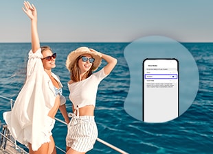 Bilde av en app på et kjøleskap sett over bilder av to kvinner som ser fri på en yacht til sjøs.