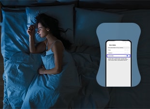 Bilde av en kvinne som sover godt om natten som vises over bildet av en app for kjøleskapsmanipulasjon.