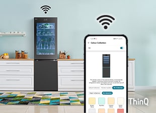 Et bilde av et blåtonet kjøkken med kjøleskap og mobiltelefon koblet til via Wi-Fi.
