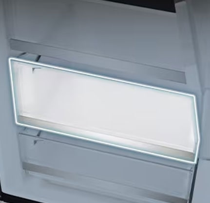 Stort frysesoneområde inne i kjøleskapet.