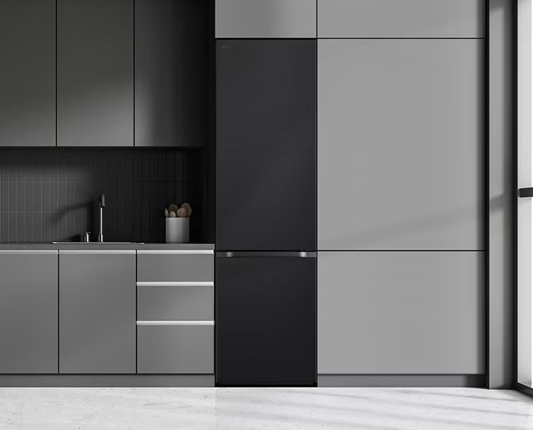 Moderne kjøkken med et kjøleskap som passer inn blant skapene og ser ut som en innebygget modell.