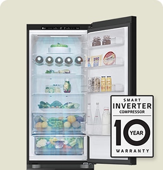 Kjøleskap fylt med fersk mat, med åpen dør og 10-års garantimerke for smart inverterkompressor.