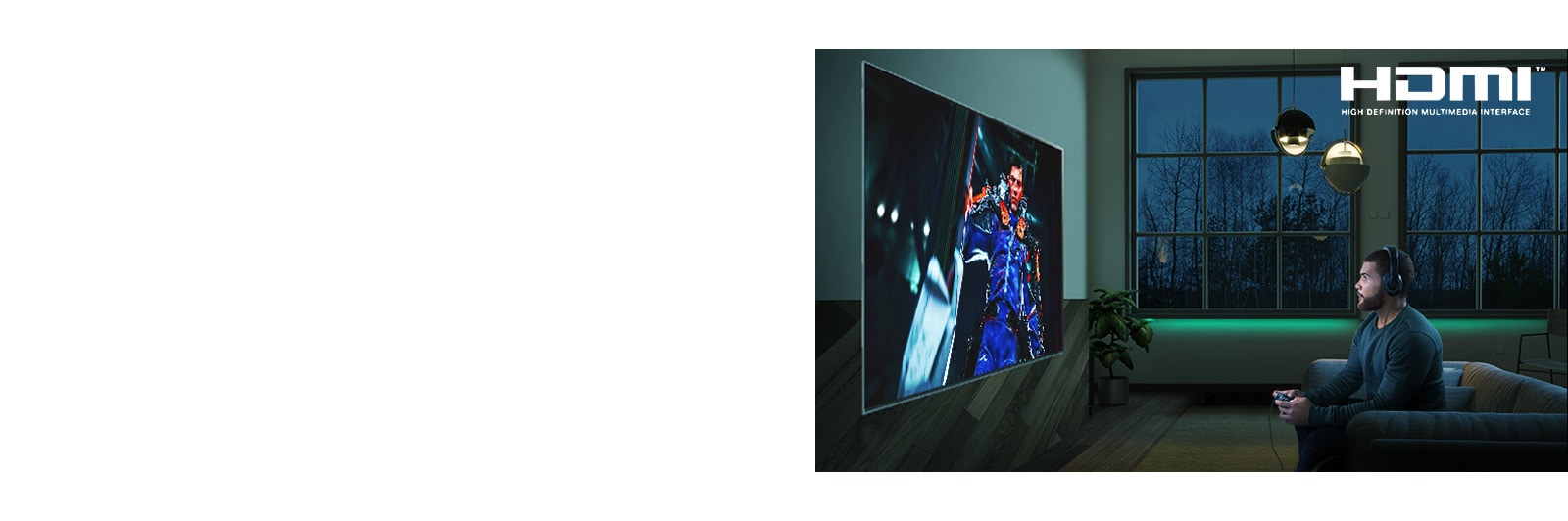 Mann som sitter i en sofa og holder på en joystick mens han spiller et RPG-spill på en TV-skjerm