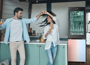 Bildet av et par som danser foran et kjøleskap som gløder i fargen.