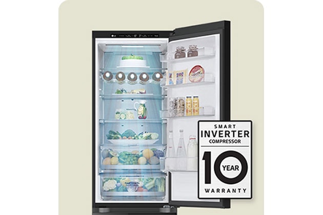 Kjøleskap fylt med fersk mat, med åpen dør og 10-års garantimerke for smart inverterkompressor.