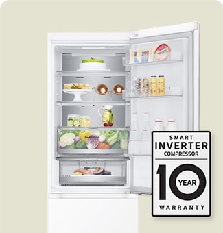 Kjøleskap fylt med fersk mat, med åpen dør og 10-års garantimerke for smart inverterkompressor.
