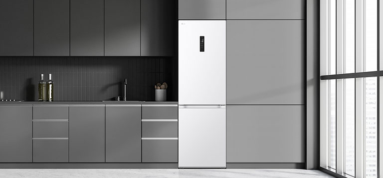 Moderne kjøkken med et kjøleskap som passer inn blant skapene og ser ut som en innebygget modell.